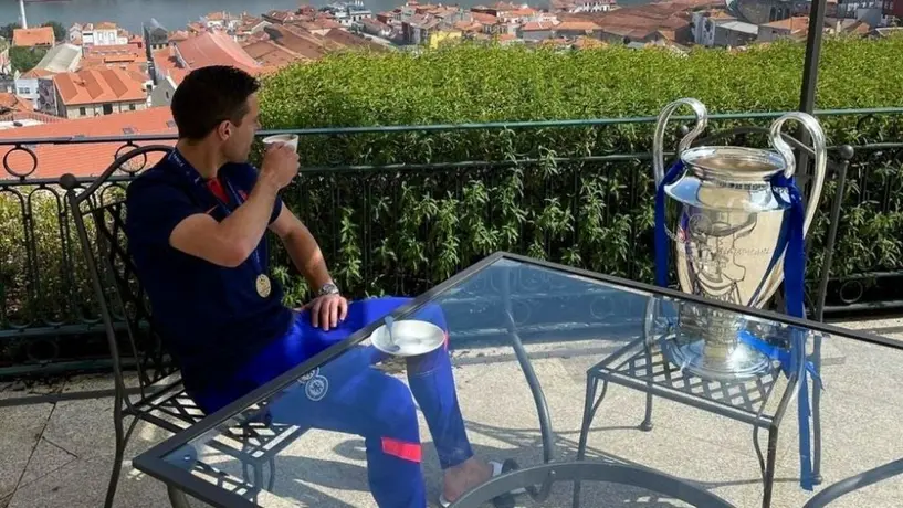Chelsea: César Azpilicueta compartió una foto desayunando con la 'Orejona'