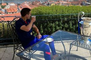 Chelsea: César Azpilicueta compartió una foto desayunando con la 'Orejona'
