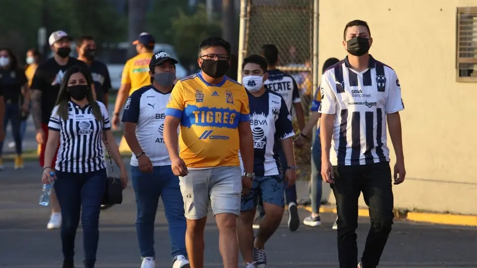 Aficionados de Tigres y Rayados protagonizan corretiza afuera del Volcán