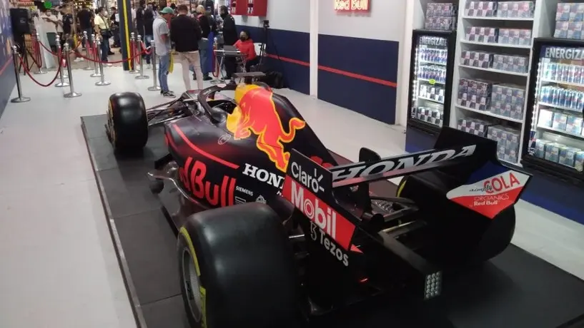 Checo Pérez: Exhiben réplica del 'static car' del mexicano en la Central de Abastos de la CDMX