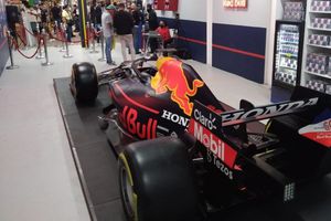 Checo Pérez: Exhiben réplica del 'static car' del mexicano en la Central de Abastos de la CDMX