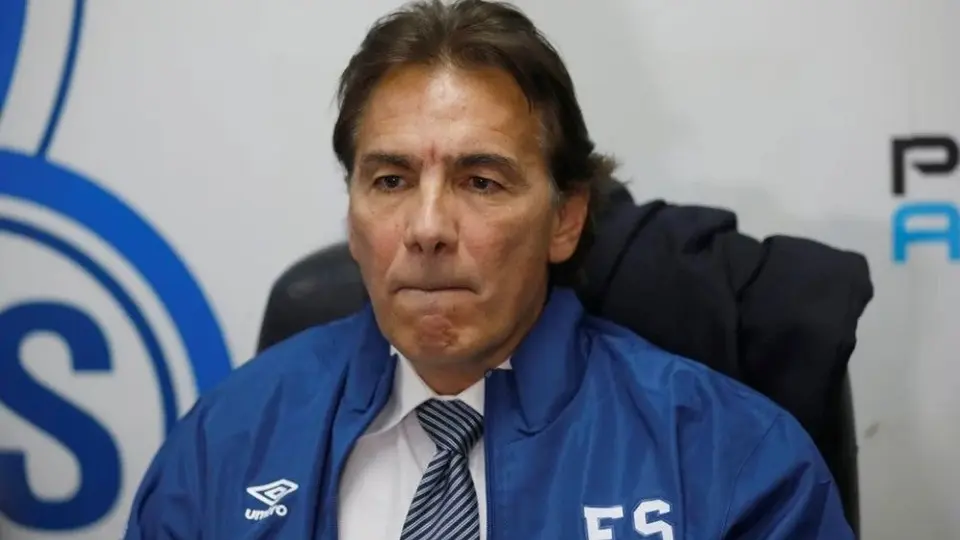 Carlos de los Cobos: El DT mexicano renunció como seleccionador de El Salvador