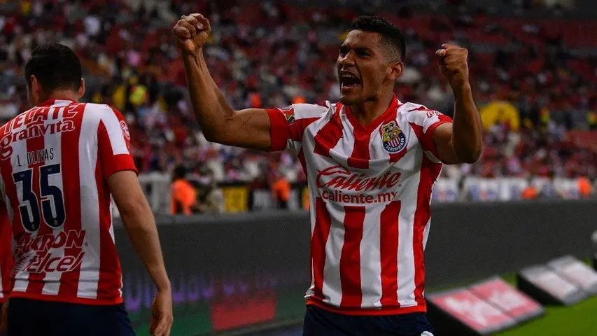 Tiba Sepúlveda previo a un partido de Chivas | IMAGO7