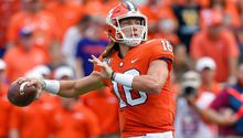 Trevor Lawrence busca aclarar declaraciones sobre su amor por el futbol americano