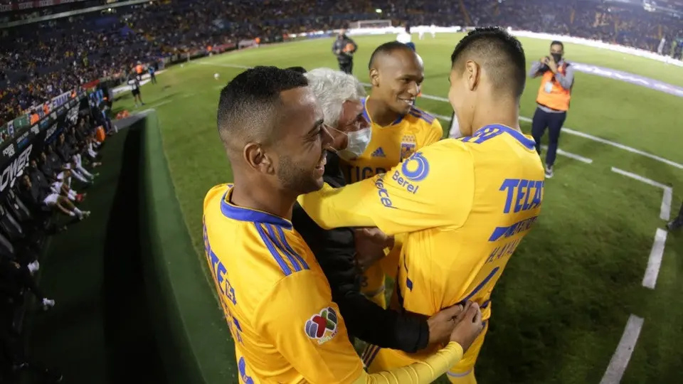 Jugadores de Tigres se 'burlaron' del Tuca por llanto tras ovación de afición: 'Quiere llorar'