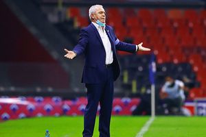 Vasco Aguirre se divierte bailando 'Payaso de Rodeo' en la boda de su hijo