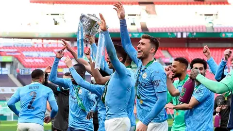 Jugadores del Manchester City tomaron sus medallas por protocolo sanitario