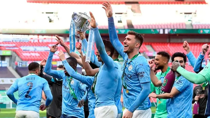 Jugadores del Manchester City tomaron sus medallas por protocolo sanitario