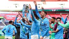 Jugadores del Manchester City tomaron sus medallas por protocolo sanitario