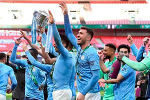 Jugadores del Manchester City tomaron sus medallas por protocolo sanitario
