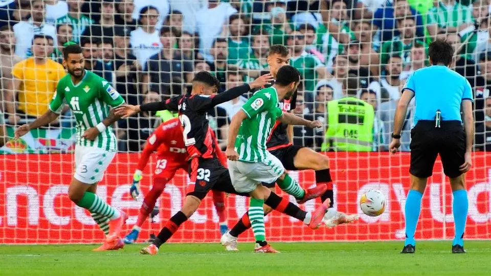 Guardado y Lainez: Betis saca el triunfo ante un combativo Rayo Vallecano