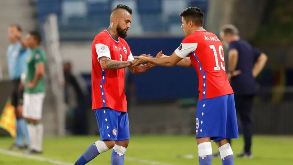 Chile: Arturo Vidal y Gary Medel habrían ingresado a peluquero a la concentración