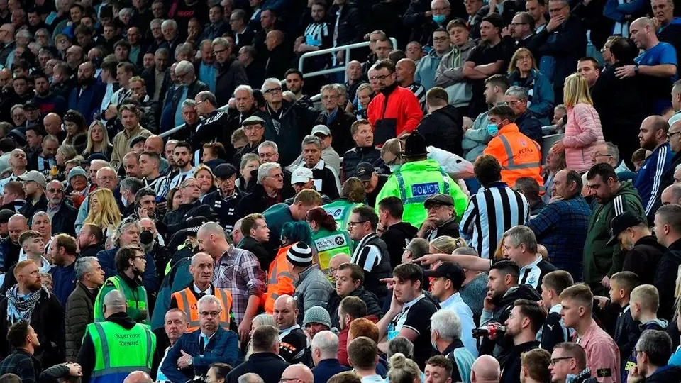 Newcastle vs Tottenham, detenido por una emergencia médica en la grada