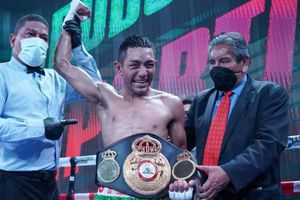 Esteban Bermúdez noqueó a Carlos Cañizales y es Campeón Minimosca de la AMB