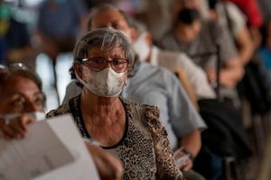 Coronavirus: Jóvenes se disfrazaron de adultos mayores para recibir vacuna en CDMX