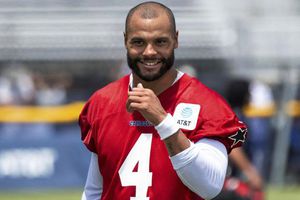 NFL: Dak Prescott volvió a las prácticas de Cowboys tras distensión en el hombro