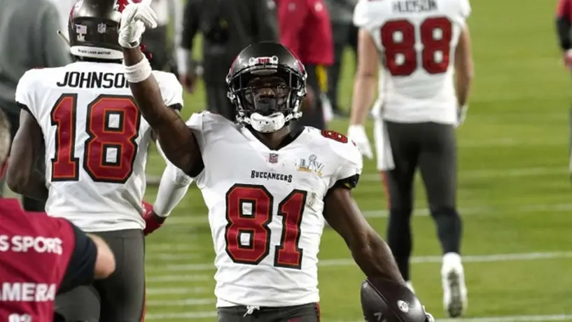 NFL: Antonio Brown superó examen físico y renovó con Buccaneers