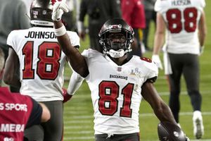NFL: Antonio Brown superó examen físico y renovó con Buccaneers