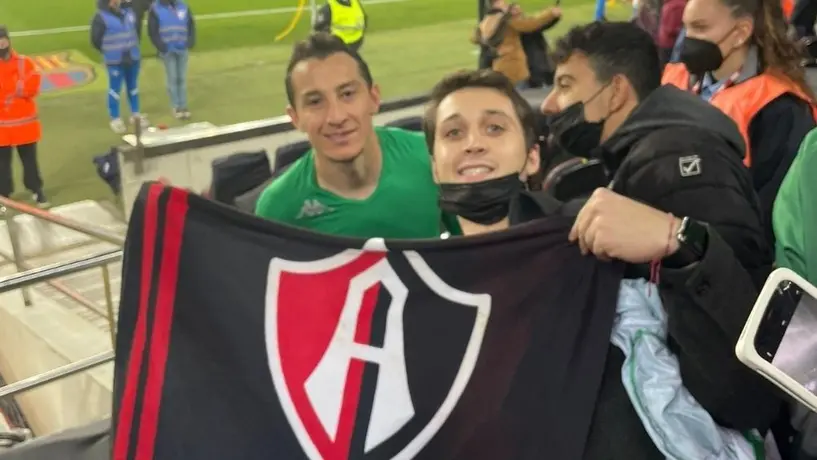 Andres Guardado regaló a fan del Atlas su playera tras el juego del Betis vs Barcelona