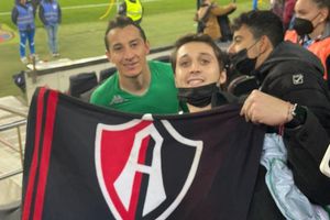 Andres Guardado regaló a fan del Atlas su playera tras el juego del Betis vs Barcelona