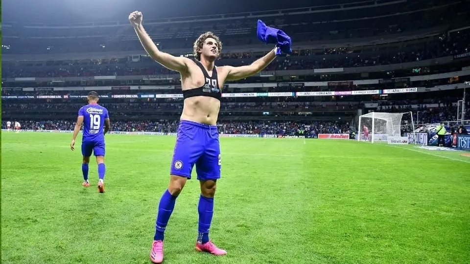 Santiago Giménez: 'Este grupo tiene unos huev... enormes'