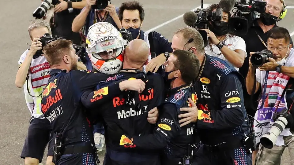 Verstappen: 'Extraordinario lo que hizo el equipo, hay que darle crédito a Checo'