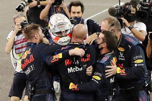 Verstappen: 'Extraordinario lo que hizo el equipo, hay que darle crédito a Checo'
