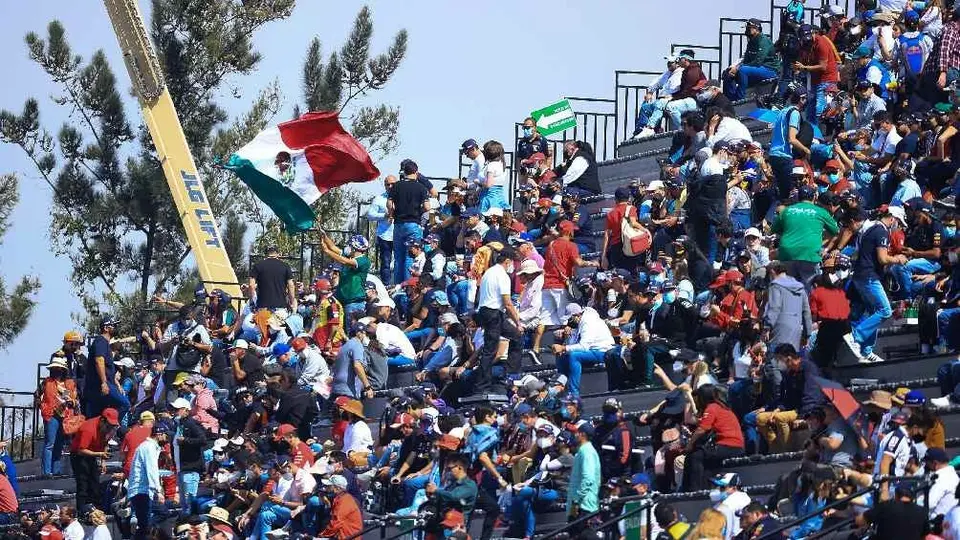 Gran Premio de México: Afición observó gratis prácticas libres desde un puente peatonal