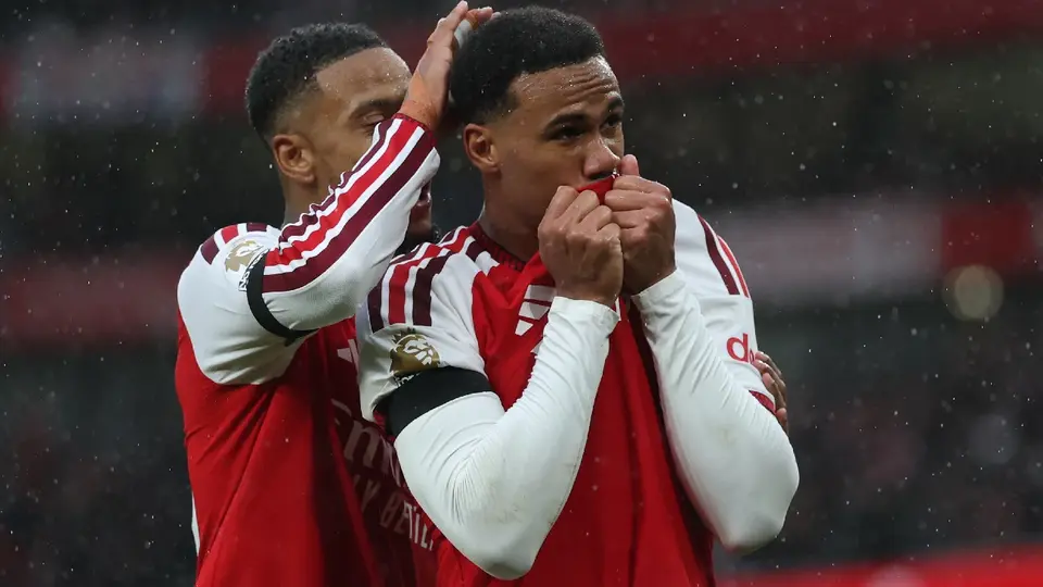 Arsenal aprovecha el tropiezo del City y alcanza la cima de la Premier League