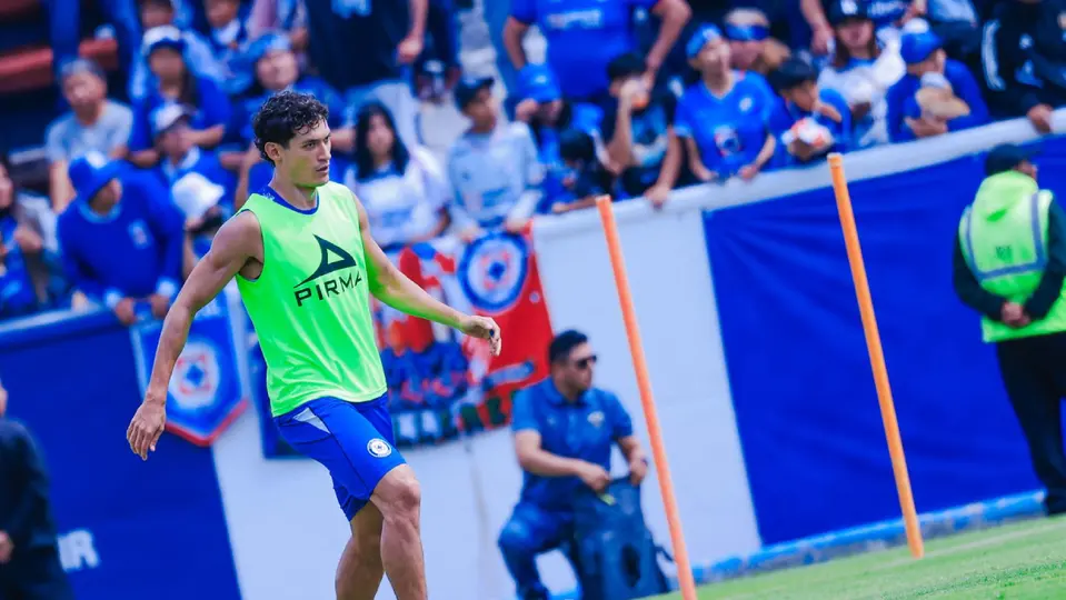 Jesús Orozco Chiquete, jugador de Cruz Azul, en entrenamiento | @CruzAzul