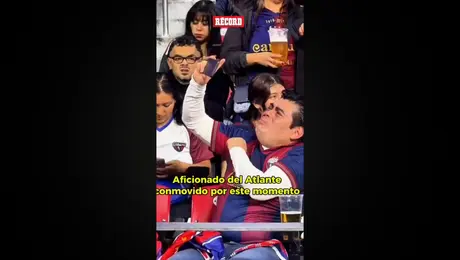 Aficionado del Atlante conmovido por este momento