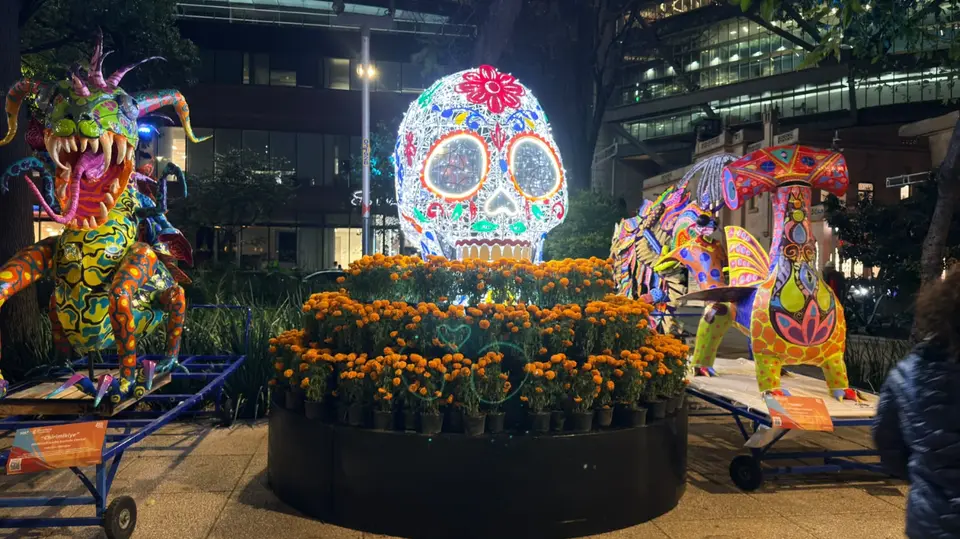 Reforma se ilumina con figuras gigantes. / Georgina Sánchez