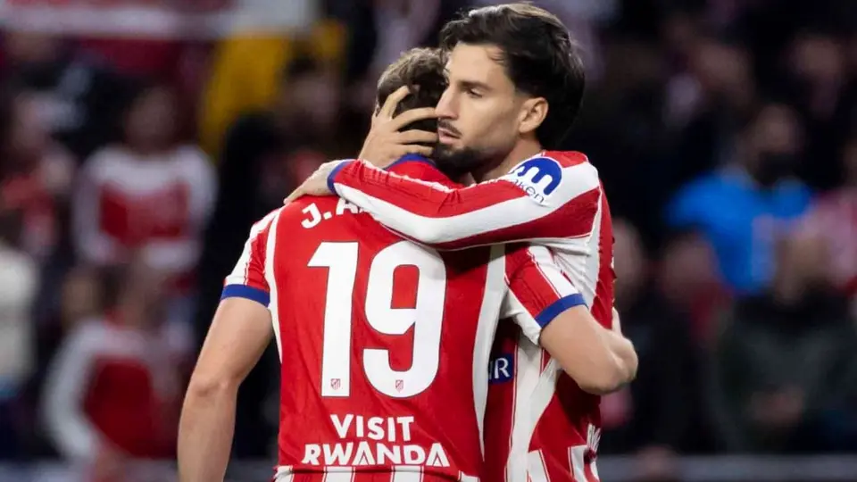 Julián Álvarez y Álex Baena celebran victoria en contra del Deportivo la Coruña | X: @LaLiga