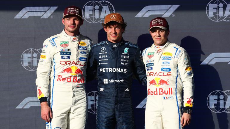 Kimi Antonelli junto a los dos hombres de Red Bull tras la calificación en el GP de Estados Unidos | @F1