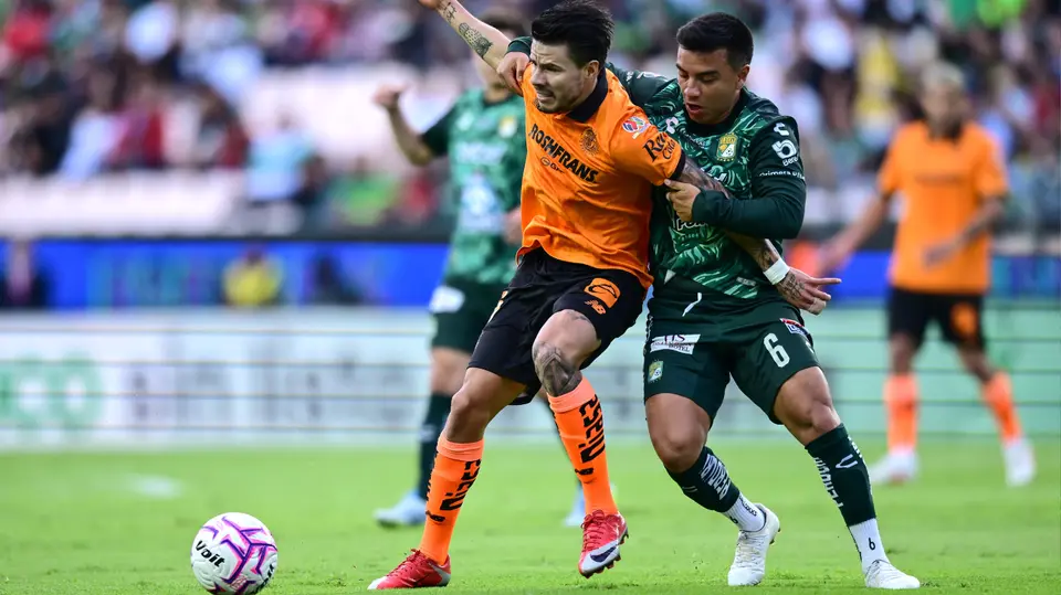 Pavel Pérez y Fernando Beltran pelean con balón en media cancha | Mexsport