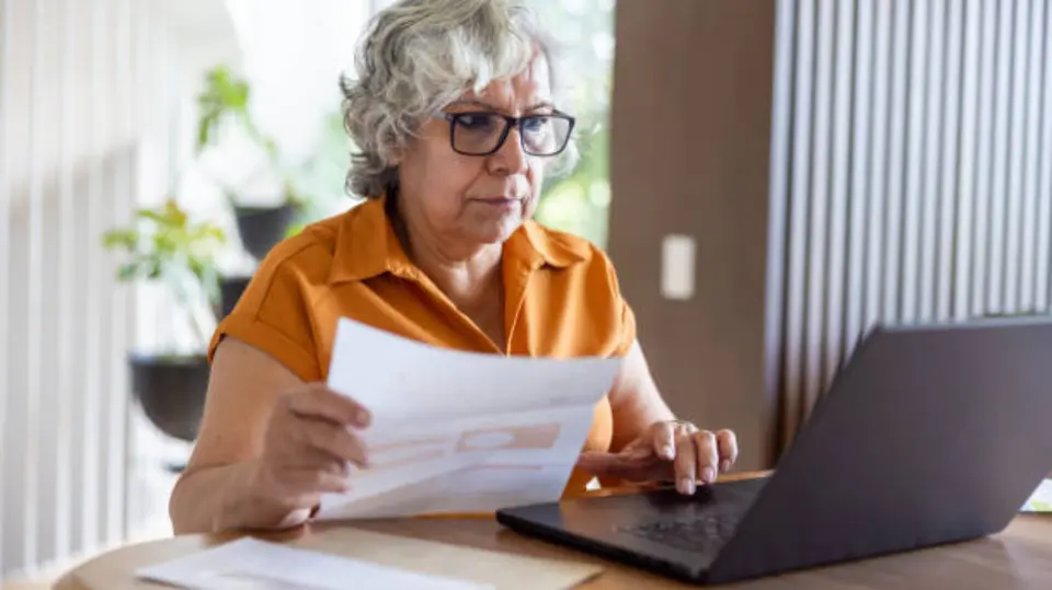 Las personas adultas mayores pueden consultar las reglas oficiales para conocer si cumplen con los requisitos de la Pensión Bienestar. / iStock