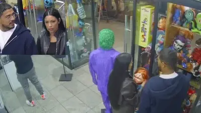 ¡Ni Chucky se salvó! Pareja roba al muñeco diabólico en plaza de Puebla | VIDEO