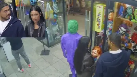 ¡Ni Chucky se salvó! Pareja roba al muñeco diabólico en plaza de Puebla | VIDEO
