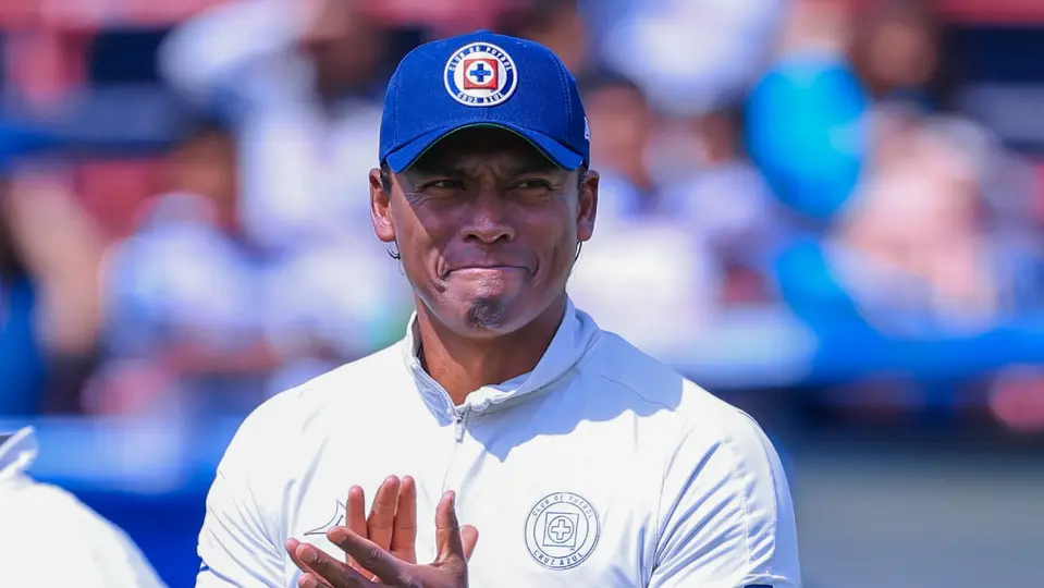 Joel Huiqui, entrenador de Cruz Azul, en entrenamiento | @CruzAzul