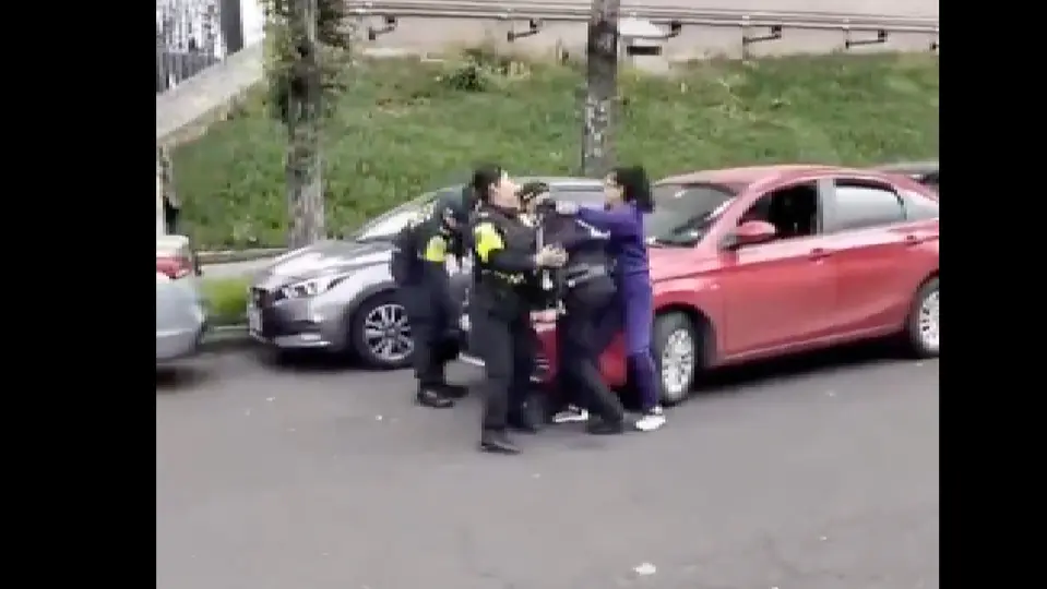 La conductora es señalada por presuntamente morder en uno de los brazos a un policía de Tránsito / Especial