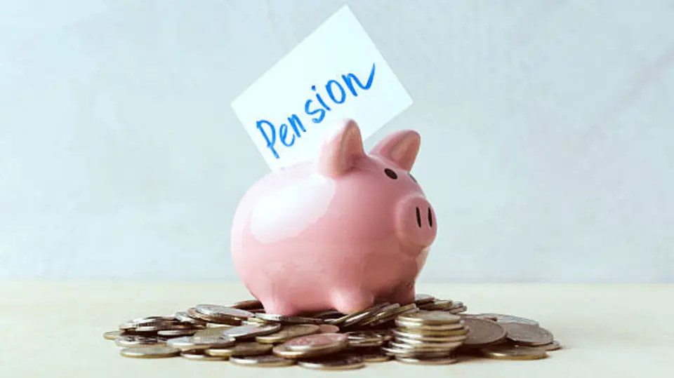 Las personas adultas mayores que viven en Estados Unidos deben conocer los requisitos de residencia para acceder al apoyo económico. / iStock