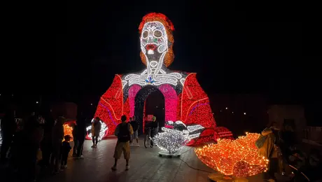 Así luce Paseo de la Reforma con figuras gigantes iluminadas por Día de Muertos 2026