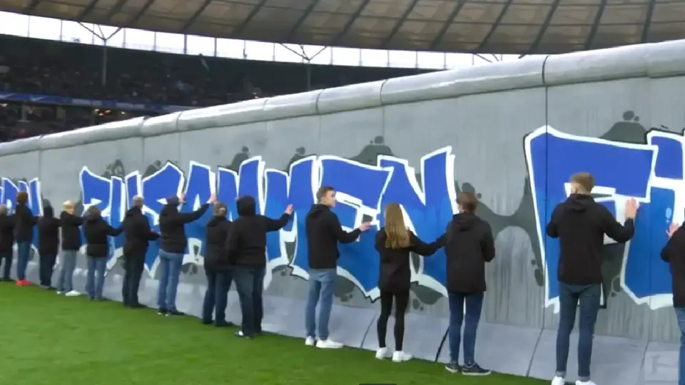 ¡Emotivo homenaje! Hertha Berlín recrea la caída del Muro de Berlín antes de su partido en Bundesliga