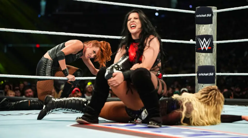 Stephanie Vaquer, Becky Lynch y Liv Morgan combatiendo en Money in the Bank | wwe.com