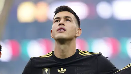 ¡Enciende las alarmas! César Montes se lesiona en Rusia a escasos meses del Mundial 2026