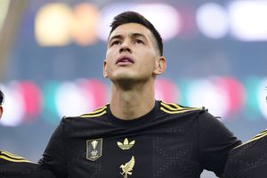 ¡Enciende las alarmas! César Montes se lesiona en Rusia a escasos meses del Mundial 2026