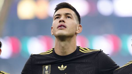 ¡Enciende las alarmas! César Montes se lesiona en Rusia a escasos meses del Mundial 2026