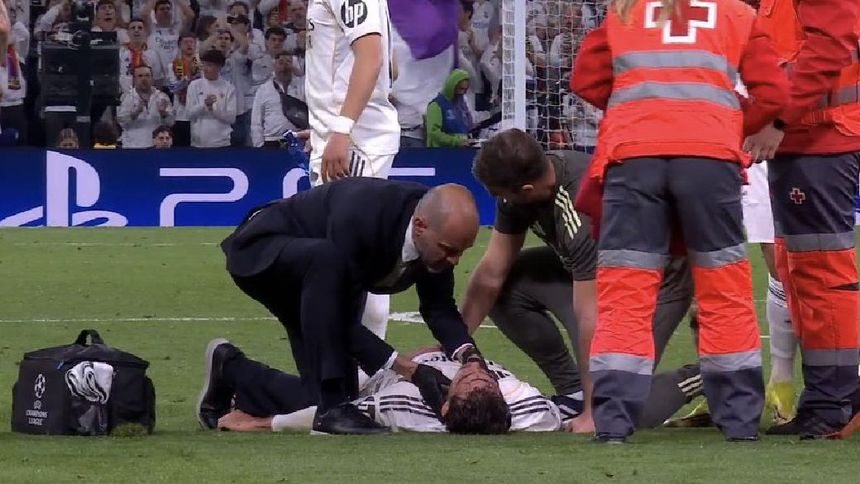 Raúl Asencio tuvo que ser atendido tras un golpe en el partido ante Benfica | CAPTURA