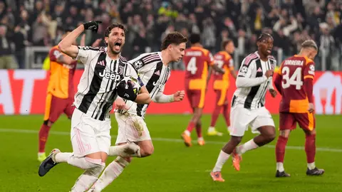 Manuel Locatelli y los jugadores de la Juventus celebran el gol ante Galatasaray | AP