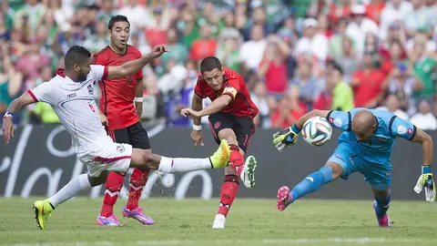 Chicharito Hernández dispara ante la marca del panameño Gabriel Gómez, en La Corregidora, en 2014. l MEXSPORT